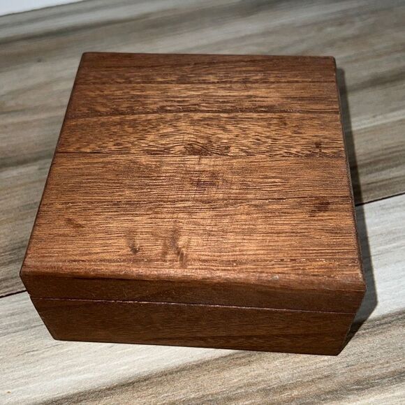 Lot of 2 Wood Boxes With Lids, one Round and One Square - Picture 2 of 10